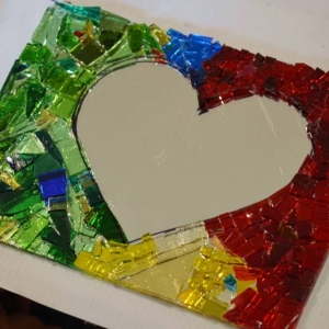 Mozaikowe serce wykonane podczas warsztatów dla Szkoły Podstawowej w Świerklańcu