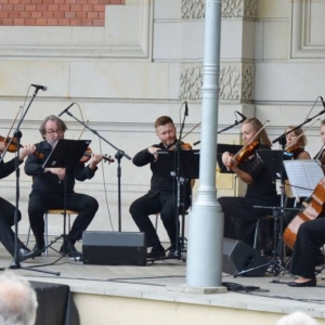 Zdjęcie przedstawia koncert wakacyjny Orkiestry Śląskich Kameralistów