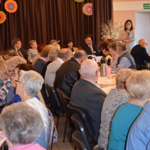 Zdjęcie przedstawia uczestników spotkania z okazji Dnia Kobiet organizowanego przez związek emerytów
