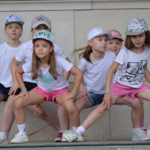 Zdjęcie przedstawia uczestników Dnia Dziecka występujących na scenie amfiteatru w świerklanieckim parku