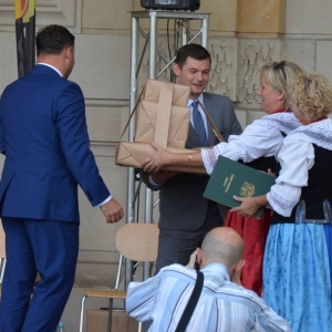 Zdjęcie przedstawia przekazanie nagród przez Wójta oraz Przewodniczącego Rady Gminy Kołom Gospodyń Wiejskich za wykonanie wieńców dożynkowych