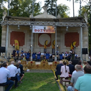 Zdjęcie przedstawia publiczność biorącą udział w dożynkach oraz koncert Tarnogórskiej Orkiestry Dętej