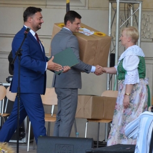 Zdjęcie przedstawia przekazanie nagród przez Wójta oraz Przewodniczącego Rady Gminy Kołom Gospodyń Wiejskich za wykonanie wieńców dożynkowych