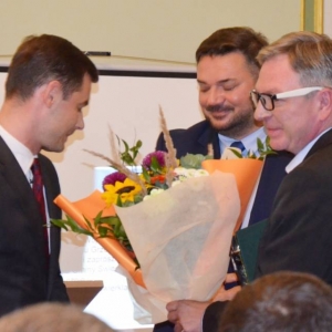 Zdjęcie przedstawia wręczenie nagrody Gracja podczas uroczystej Sesji Rady Gminy w Pałacu Kawalera